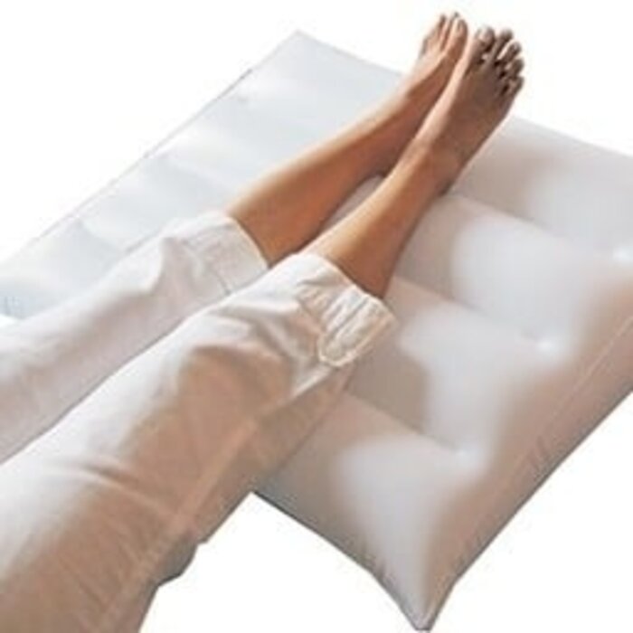 Inflatable wedge pillow for bed incl. pump