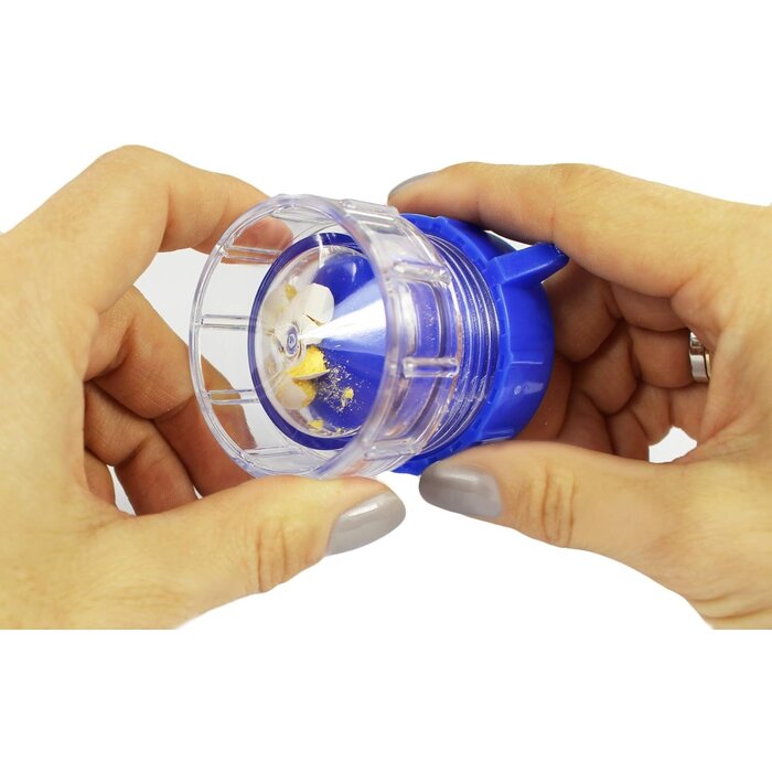 Compact pill crusher with storage compartment