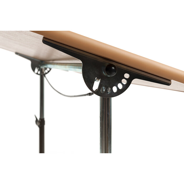 Inclinable table on wheels