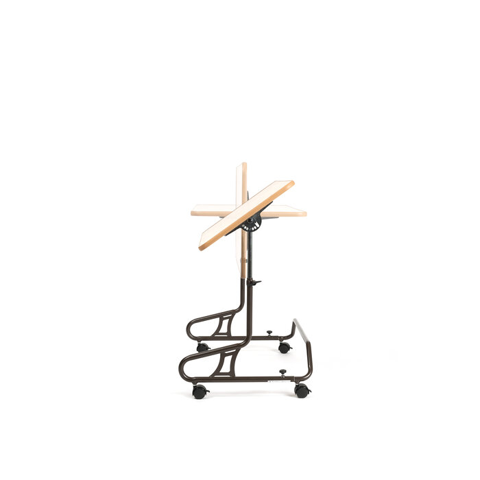 Inclinable table on wheels