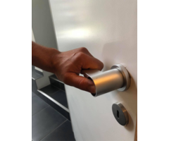 Double-acting door handle for people with wandering behavior