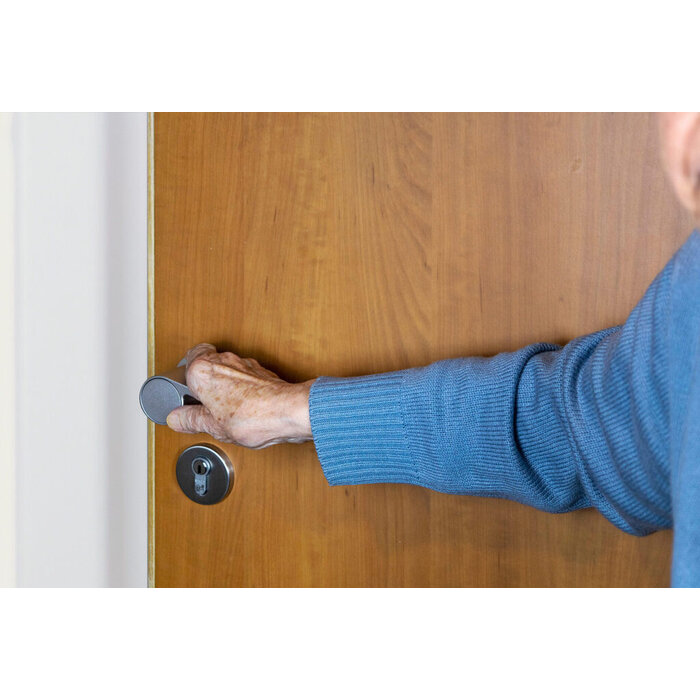 Poignée de porte combinée pour personnes ayant un comportement errant
