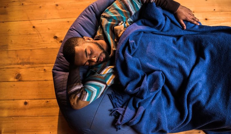 Dormir par terre, faut-il le pratiquer ? Retrouvez les informations nécessaires.