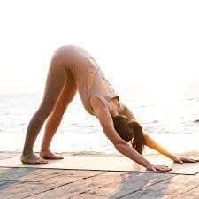 Se détendre après une longue journée de travail : les meilleures postures de yoga