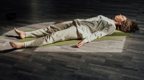 Relax Your Muscles with These Postures: Expert Advice from Physical Therapist Freddie Murray