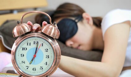 Der Mythos von 8 Stunden Schlaf: Wie viel Schlaf brauchen wir wirklich?
