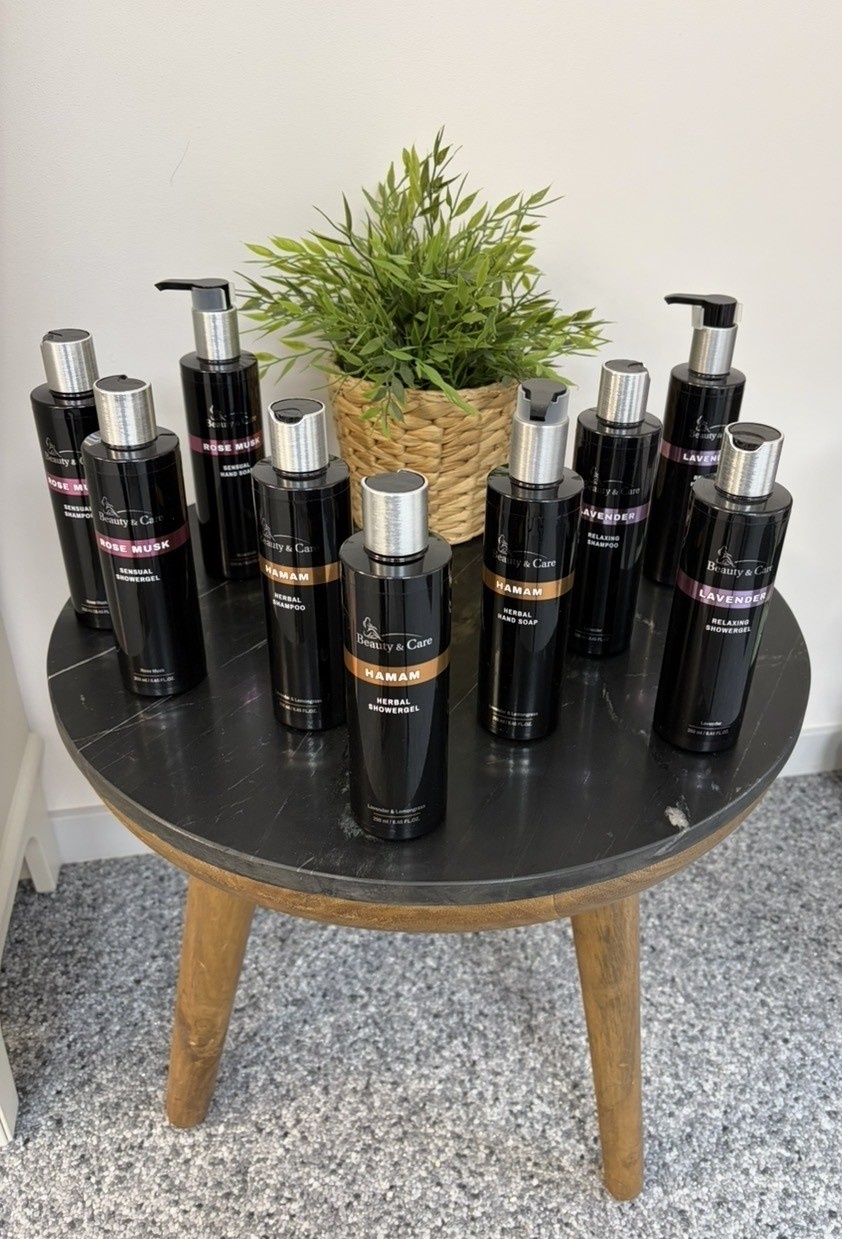 Tafel met handzeep, douchegel en shampoo