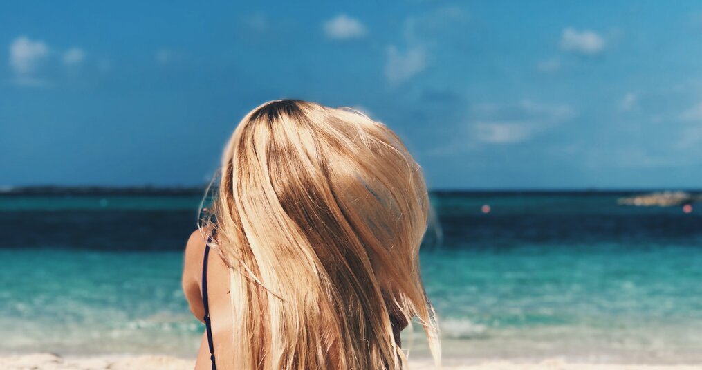 Zo bescherm je je haar tegen zon, zee en chloor