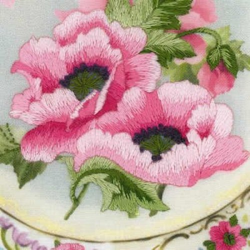 RIOLIS Borduurpakket Plate with Pink Poppies - Satin Stitch - RIOLIS
