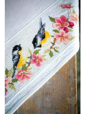 Vervaco Aida tafelkleed kit Meesjes in bloesems Vervaco Aida tafelkleed kit Meesjes in bloesems