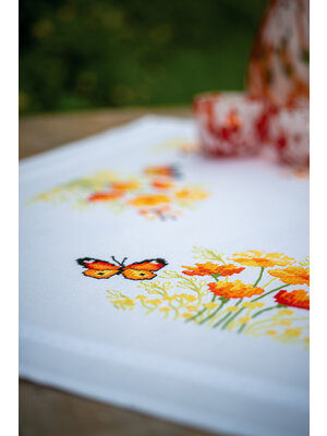 Vervaco Tafelkleed kit Oranje bloemen en vlinders Vervaco Tafelkleed kit Oranje bloemen en vlinders