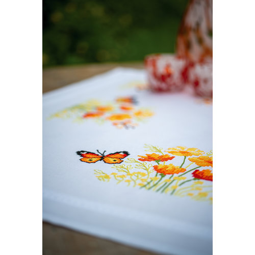 Vervaco Tafelkleed kit Oranje bloemen en vlinders Vervaco Tafelkleed kit Oranje bloemen en vlinders