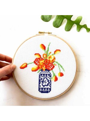 Studio Koekoek Borduurpakket Studio Koekoek - Tulpen in cylinder vaas - 7 inch