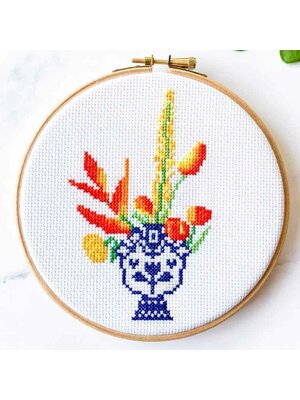Studio Koekoek Borduurpakket Studio Koekoek - Bloemen in tulpenvaas - 6 inch