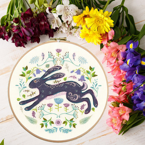 Bothy Threads Vrij borduren pakket Kathy Pilcher - Folk Hare - Bothy Threads Bothy Threads Vrij borduren pakket Kathy Pilcher - Folk Hare - Bothy Threads