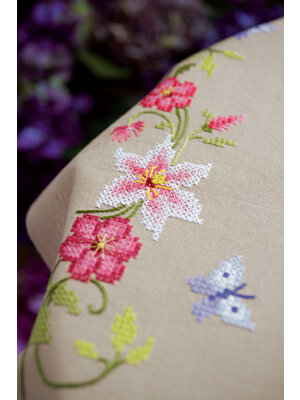 Vervaco Tafelkleed kit Roze bloemen met vlinders Vervaco Tafelkleed kit Roze bloemen met vlinders