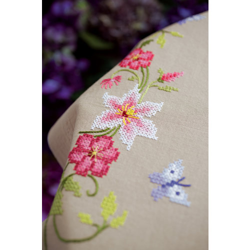 Vervaco Tafelkleed kit Roze bloemen met vlinders Vervaco Tafelkleed kit Roze bloemen met vlinders