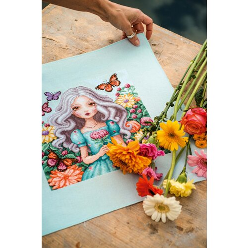 Lanarte Telpakket kit Meisje met dahlia's en vlinders