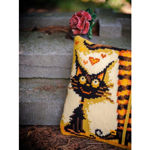 Vervaco Kruissteekkussen kit Cat loves her witch Vervaco Kruissteekkussen kit Cat loves her witch