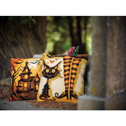 Vervaco Kruissteekkussen kit Cat loves her witch Vervaco Kruissteekkussen kit Cat loves her witch