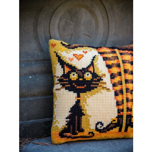 Vervaco Kruissteekkussen kit Cat loves her witch Vervaco Kruissteekkussen kit Cat loves her witch