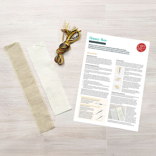 The Crafty Kit Company Borduurpakket Bookmark Honey Bee - The Crafty Kit Company