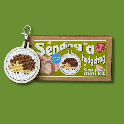 The Crafty Kit Company Borduurpakket Matchbox Sending a Hedgehug - The Crafty Kit Company