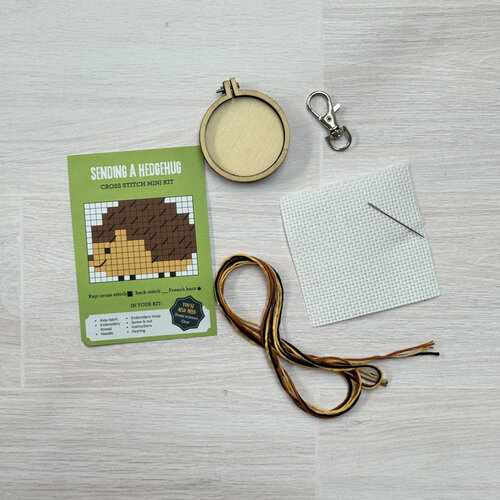 The Crafty Kit Company Borduurpakket Matchbox Sending a Hedgehug - The Crafty Kit Company