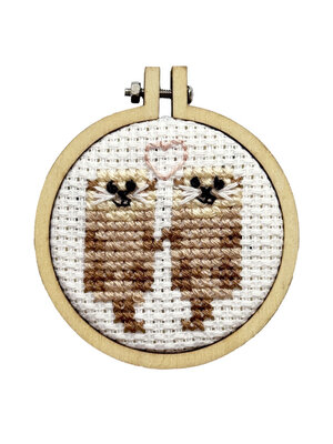 The Crafty Kit Company -  Borduurpakket Matchbox You're Otterly Amazing! - The Crafty Kit Company