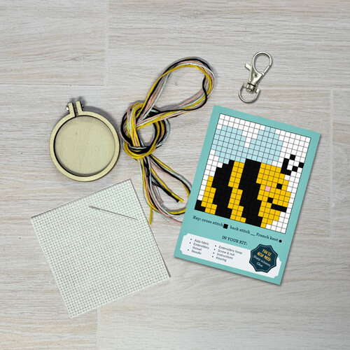 The Crafty Kit Company Borduurpakket Matchbox Bee Happy - The Crafty Kit Company The Crafty Kit Company Borduurpakket Matchbox Bee Happy - The Crafty Kit Company