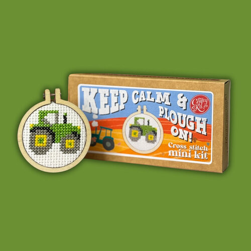 The Crafty Kit Company Borduurpakket Matchbox Keep Calm & Keep Ploughing on - The Crafty Kit Company The Crafty Kit Company Borduurpakket Matchbox Keep Calm & Keep Ploughing on - The Crafty Kit Company