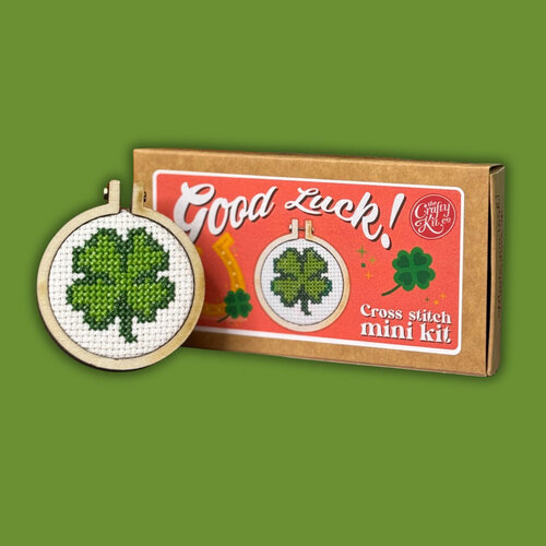 The Crafty Kit Company Borduurpakket Matchbox Good Luck! (Clover) - The Crafty Kit Company The Crafty Kit Company Borduurpakket Matchbox Good Luck! (Clover) - The Crafty Kit Company