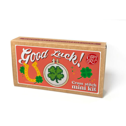The Crafty Kit Company Borduurpakket Matchbox Good Luck! (Clover) - The Crafty Kit Company The Crafty Kit Company Borduurpakket Matchbox Good Luck! (Clover) - The Crafty Kit Company