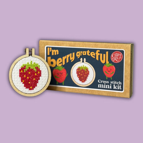 The Crafty Kit Company Borduurpakket Matchbox I'm Berry Grateful (Strawberry) - The Crafty Kit Company The Crafty Kit Company Borduurpakket Matchbox I'm Berry Grateful (Strawberry) - The Crafty Kit Company