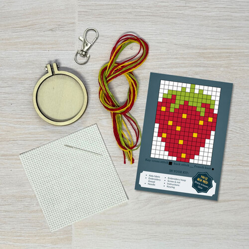 The Crafty Kit Company Borduurpakket Matchbox I'm Berry Grateful (Strawberry) - The Crafty Kit Company The Crafty Kit Company Borduurpakket Matchbox I'm Berry Grateful (Strawberry) - The Crafty Kit Company