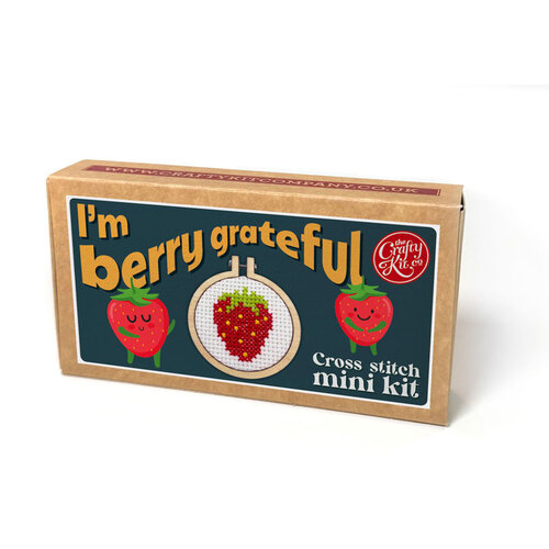 The Crafty Kit Company Borduurpakket Matchbox I'm Berry Grateful (Strawberry) - The Crafty Kit Company The Crafty Kit Company Borduurpakket Matchbox I'm Berry Grateful (Strawberry) - The Crafty Kit Company
