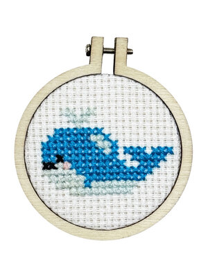 The Crafty Kit Company - Borduurpakket Matchbox Have a Whale of a Time - The Crafty Kit Company The Crafty Kit Company - Borduurpakket Matchbox Have a Whale of a Time - The Crafty Kit Company