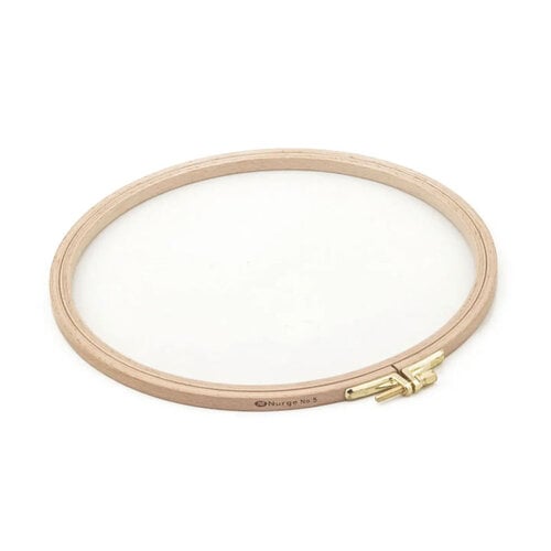 Nurge Nurge Borduurring beukenhout - 1,6 cm hoogte - 19 cm doorsnede Nurge Nurge Borduurring beukenhout - 1,6 cm hoogte - 19 cm doorsnede