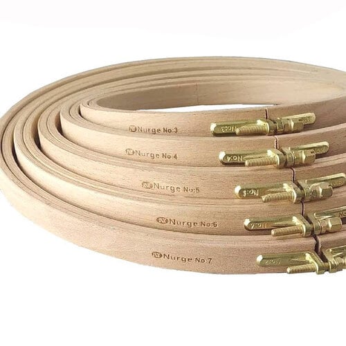 Nurge Nurge Borduurring beukenhout - 1,6 cm hoogte - 13 cm doorsnede Nurge Nurge Borduurring beukenhout - 1,6 cm hoogte - 13 cm doorsnede