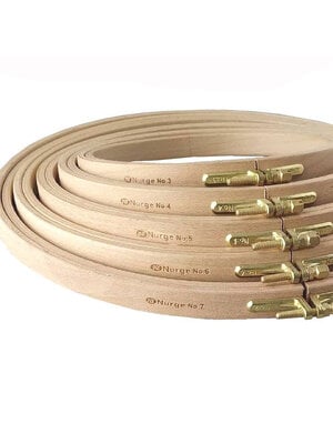 Nurge Nurge Borduurring beukenhout - 1,6 cm hoogte - 10 cm doorsnede Nurge Nurge Borduurring beukenhout - 1,6 cm hoogte - 10 cm doorsnede
