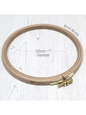 Nurge Nurge Borduurring beukenhout - 0,8 cm hoogte - 19 cm doorsnede Nurge Nurge Borduurring beukenhout - 0,8 cm hoogte - 19 cm doorsnede