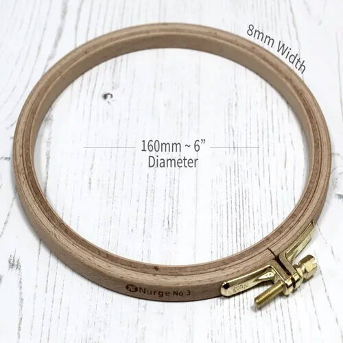 Nurge Nurge Borduurring beukenhout - 0,8 cm hoogte - 16 cm doorsnede Nurge Nurge Borduurring beukenhout - 0,8 cm hoogte - 16 cm doorsnede