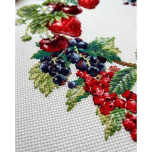 RIOLIS Borduurpakket Wreath with Berries - RIOLIS RIOLIS Borduurpakket Wreath with Berries - RIOLIS