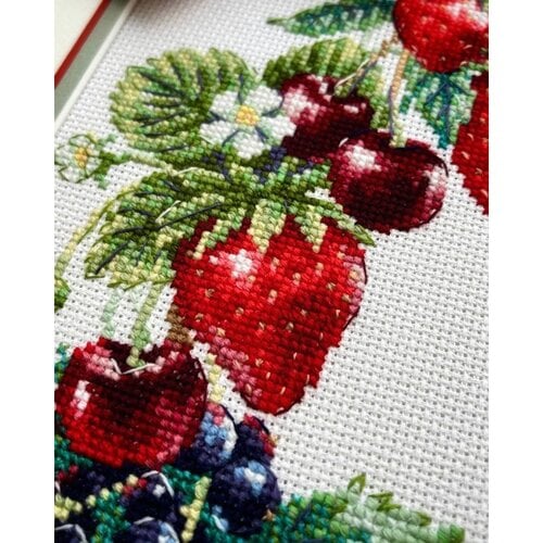 RIOLIS Borduurpakket Wreath with Berries - RIOLIS RIOLIS Borduurpakket Wreath with Berries - RIOLIS