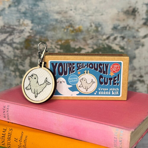 The Crafty Kit Company Borduurpakket Matchbox - You're Seal-iously cute! - The Crafty Kit Company The Crafty Kit Company Borduurpakket Matchbox - You're Seal-iously cute! - The Crafty Kit Company