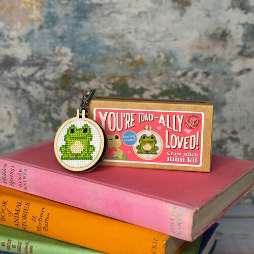 The Crafty Kit Company Borduurpakket Matchbox - You're Toad-ally Loved! - The Crafty Kit Company The Crafty Kit Company Borduurpakket Matchbox - You're Toad-ally Loved! - The Crafty Kit Company