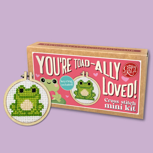 The Crafty Kit Company Borduurpakket Matchbox - You're Toad-ally Loved! - The Crafty Kit Company The Crafty Kit Company Borduurpakket Matchbox - You're Toad-ally Loved! - The Crafty Kit Company