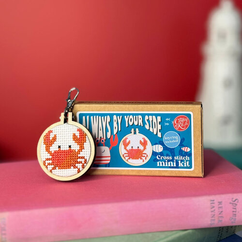 The Crafty Kit Company Borduurpakket Matchbox - Always by your Side - The Crafty Kit Company The Crafty Kit Company Borduurpakket Matchbox - Always by your Side - The Crafty Kit Company