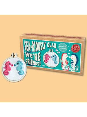The Crafty Kit Company Borduurpakket Matchbox - Sea-riously Glad We’re Friends! - The Crafty Kit Company The Crafty Kit Company Borduurpakket Matchbox - Sea-riously Glad We’re Friends! - The Crafty Kit Company