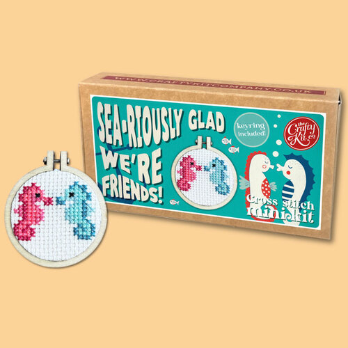 The Crafty Kit Company Borduurpakket Matchbox - Sea-riously Glad We’re Friends! - The Crafty Kit Company The Crafty Kit Company Borduurpakket Matchbox - Sea-riously Glad We’re Friends! - The Crafty Kit Company